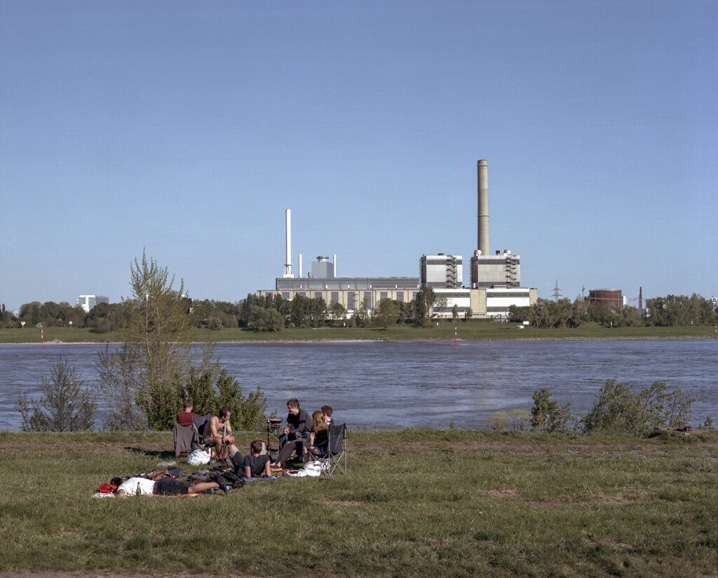 Picnic in front of the Heizkraftwerk Lausward